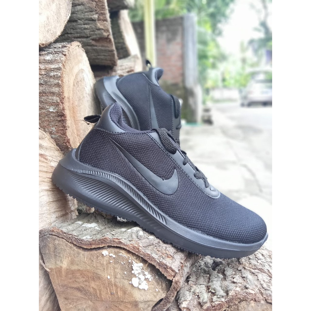  Sepatu  sneakers hitam polos sepatu  sneakers pria wanita  