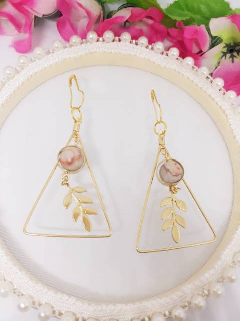 A17 Anting hijab segitiga gold daun