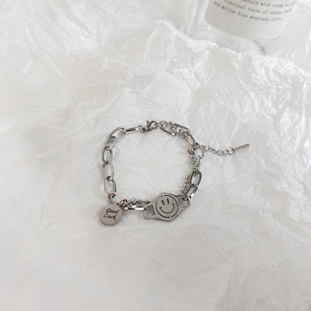 Korea ins sederhana titanium steel-gelang pria dan wanita college smiley wajah bulat huruf liontin g