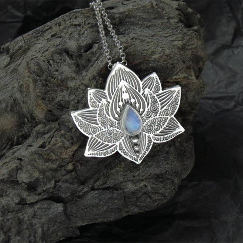 Kalung Liontin Lotus Bahan Stainless Steel Aksen Kristal Gaya Vintage Untuk Wanita