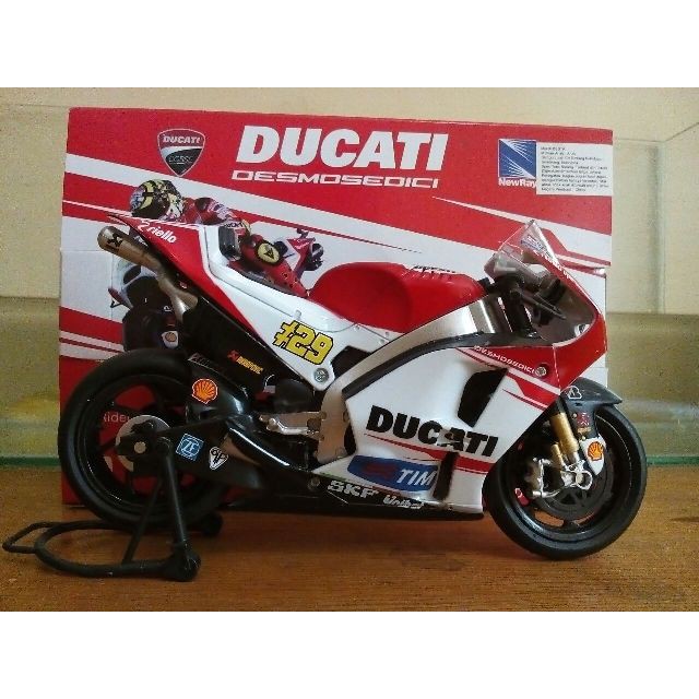 Diecast MotoGp Ducati Skala 1/12 Miniatur Andrea Iannone Motor Gp 2015