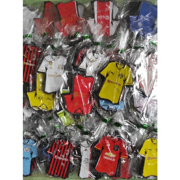 Souvenir gantungan kunci baju bola dikemas plastik