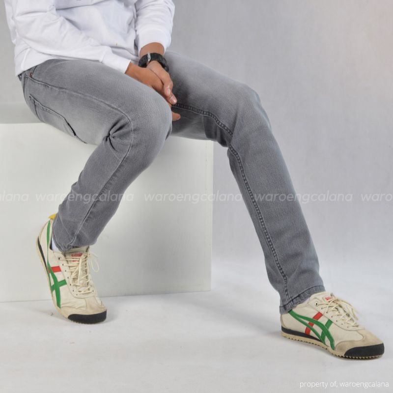 In One Celana Jeans Panjang Grey Scrup