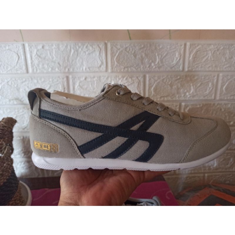 Sepatu spotec spitter