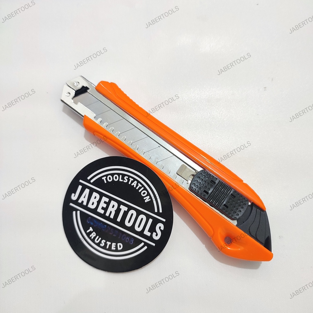 

Cutter Pisau Besar 18mm Pemotong Kertas Bonus 2 Mata Pisau Fumetax