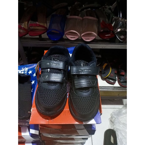 sepatu sekolah hitam polos lem dua anak size 31-33