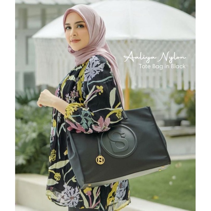 preloved RARE ITEM LIKE NEW ❤️ muluuus ❤️ lengkap box Aaliya tote bag BLACK HITAM button scarves BS 