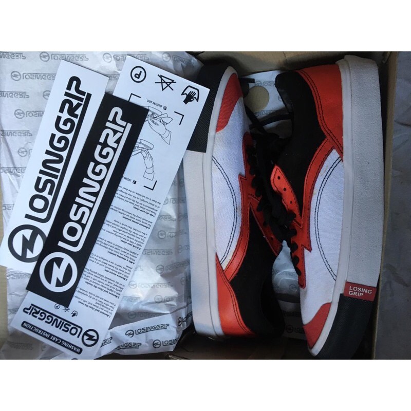 Sepatu Losing Grip Low red black
