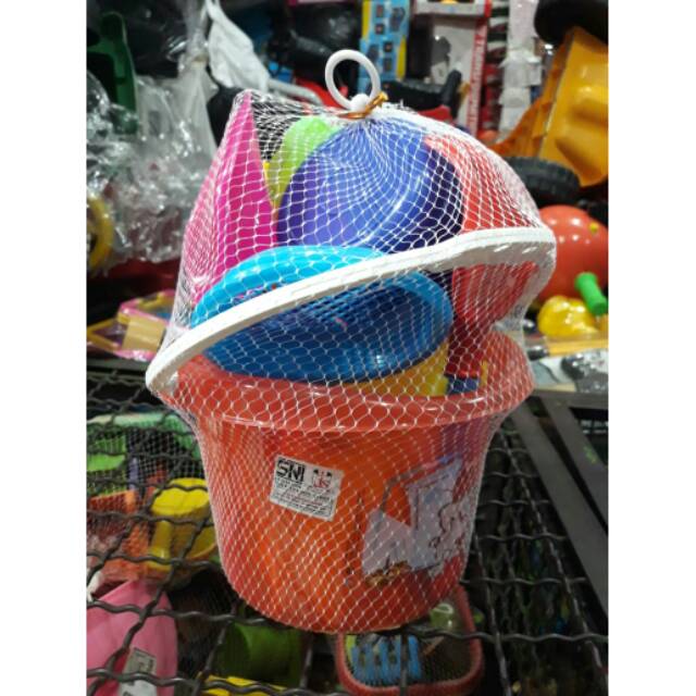 Mainan cetakan pasir pantai. Unik lucu. Ada embernya.