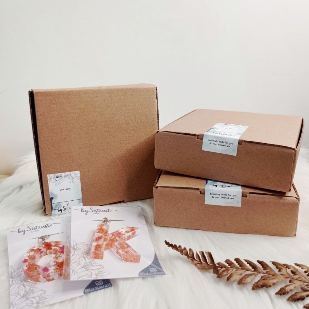 

Box Packaging & Kartu Ucapan Gantungan Kunci Custom Resin Keychain Kado