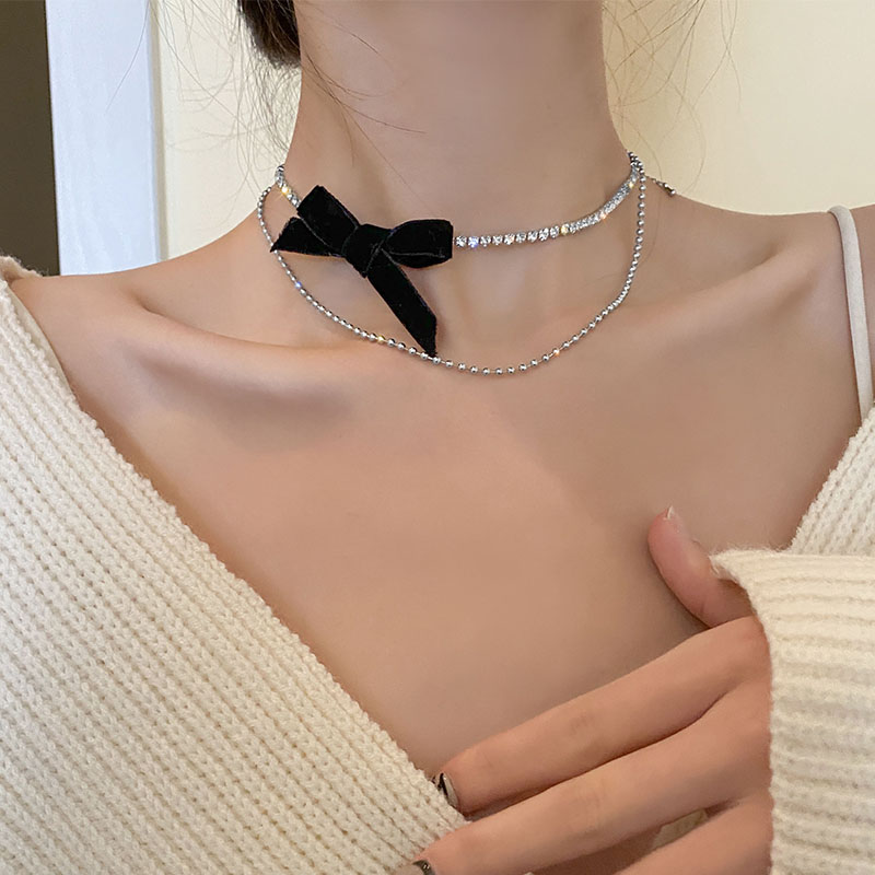 Aksesoris fashion wanita versi Korea dari kalung beludru hitam pita berlian penuh sederhana