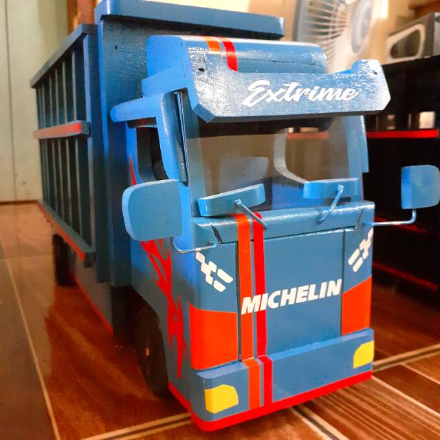 Miniatur truk warna Biru Extrime Michelin / miniatur truk / kerajinan truk / miniatur truk kayu
