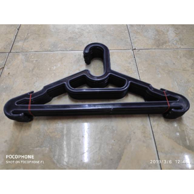 Hanger Plastik Hitam / Gantungan Baju plastik