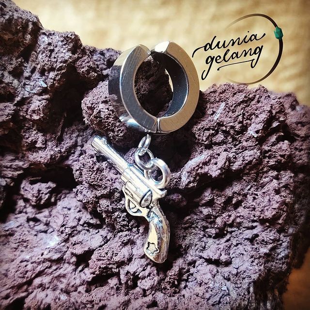 Anting Jepit Pistol Tembakan Titanium Pria  Wanita Tanpa Tindik