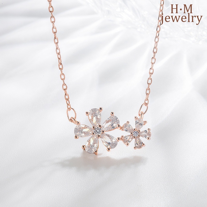 Kalung Rantai Dengan Liontin Bunga Camellia / Sakura Mekar Aksen Berlian Imitasi Untuk Wanita