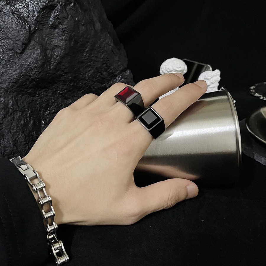 Cincin Bahan Titanium Steel Warna Hitam Aksen Batu Ruby Kristal Bentuk Persegi Untuk Pria