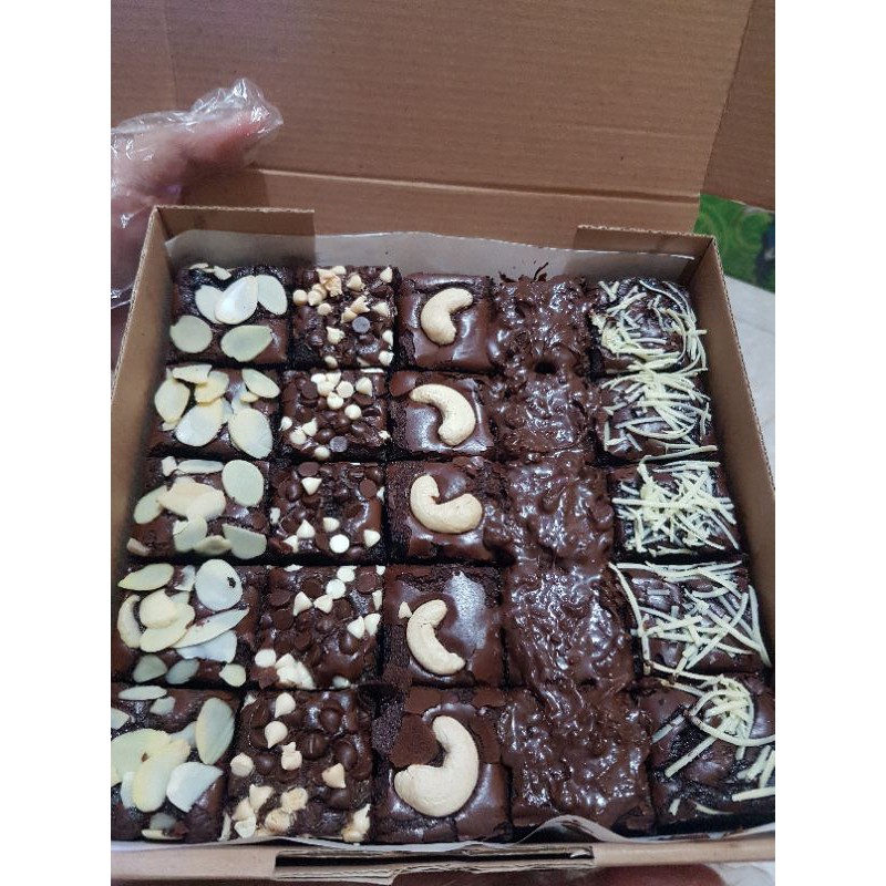 

BROWNIES by BROWNIRA - party size with 5 topping
