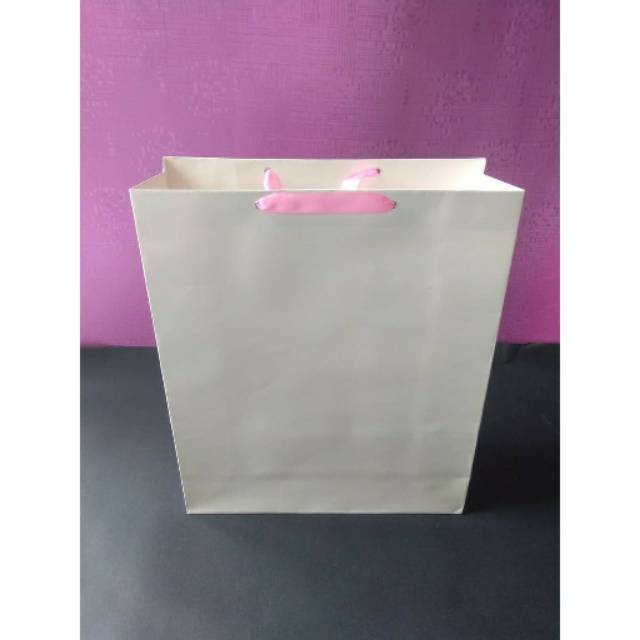 

Paperbag POLOS Bahan Ivory Putih 210gsm Handle Tali Kur / Tali Pita Satin