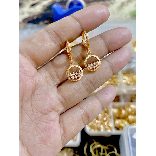 anting jepit bulat gepeng titanium perhiasan wanita gold