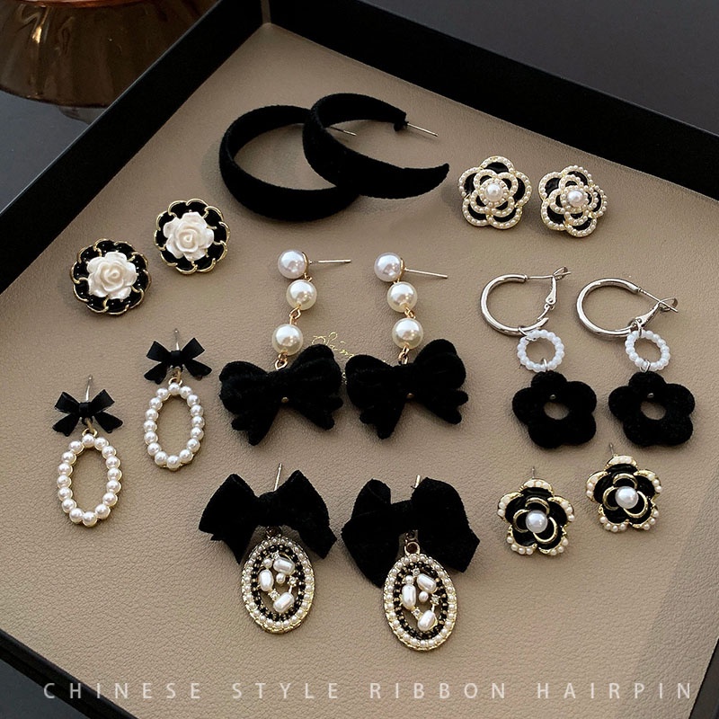 Anting Stud Desain Pita Warna Hitam Gaya Korea Vintage Klasik Untuk Aksesoris Wanita