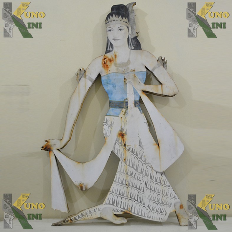 BARANG ANTIK PAJANGAN DINDING WANITA JAWA DENGAN KEMBEN BERWARNA BIRU. ONGKIR DIKIRIM DARI SEMARANG