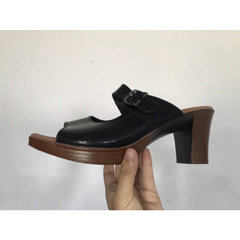 CONNEXION HIGH HEELS SIZE 39 NEW