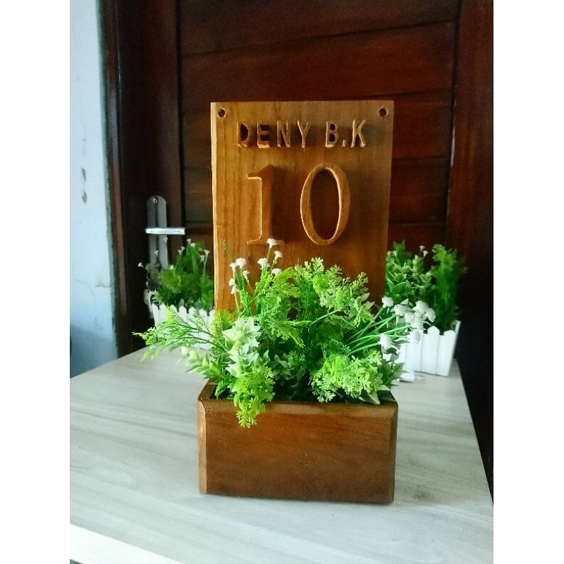 no rumah dari kayu jati / papan nama