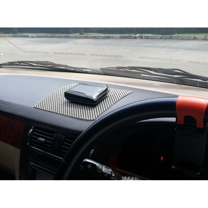 Taplak Karpet Anti Slip Mat Licin Tatakan Dashboard Mobil Car 20x21 CM