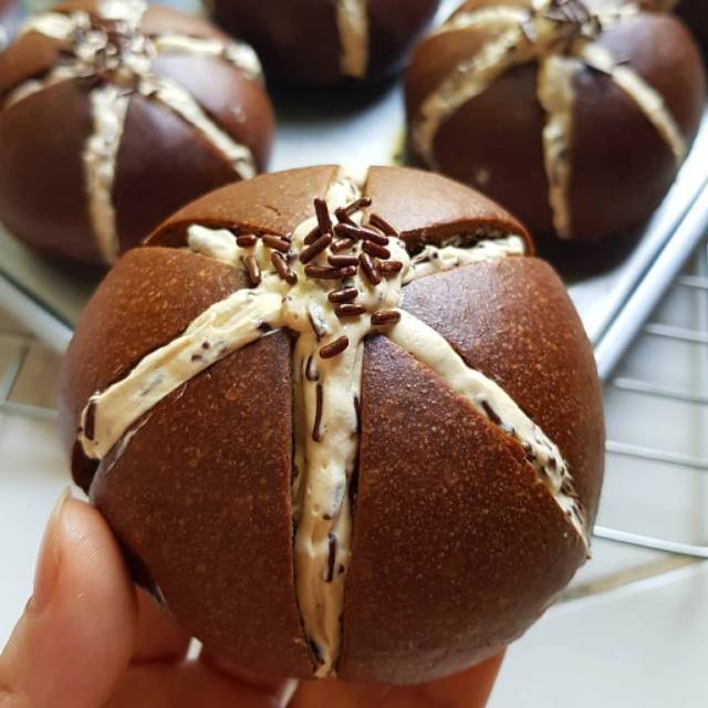 

Roti coklat with cream cheese