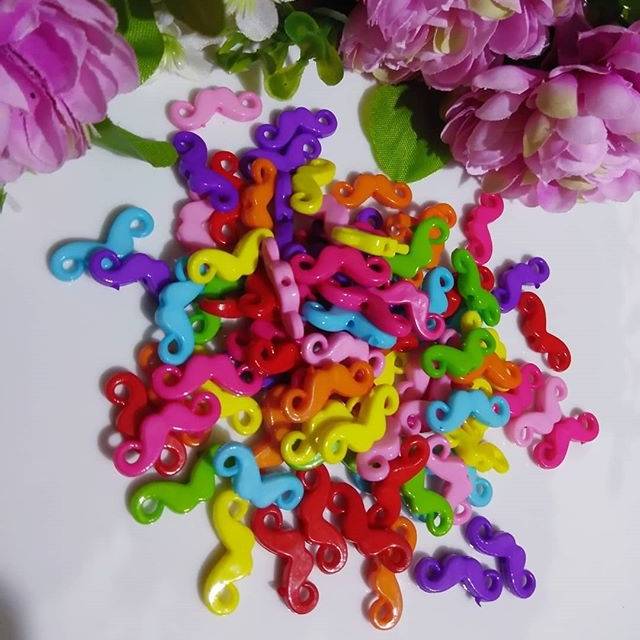 

Acc akrilik kumis warna pelangi murah