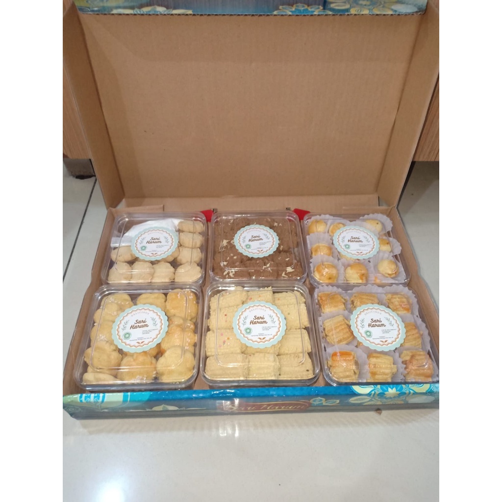 

Paket Kue Lebaran Sari Harum Premium Parcel Idul Fitri HAMPERS LEBARAN HAMPERS KUE KERING PAKET KUE KERING HAMPERS MURAH HAMPERS TERBAIK