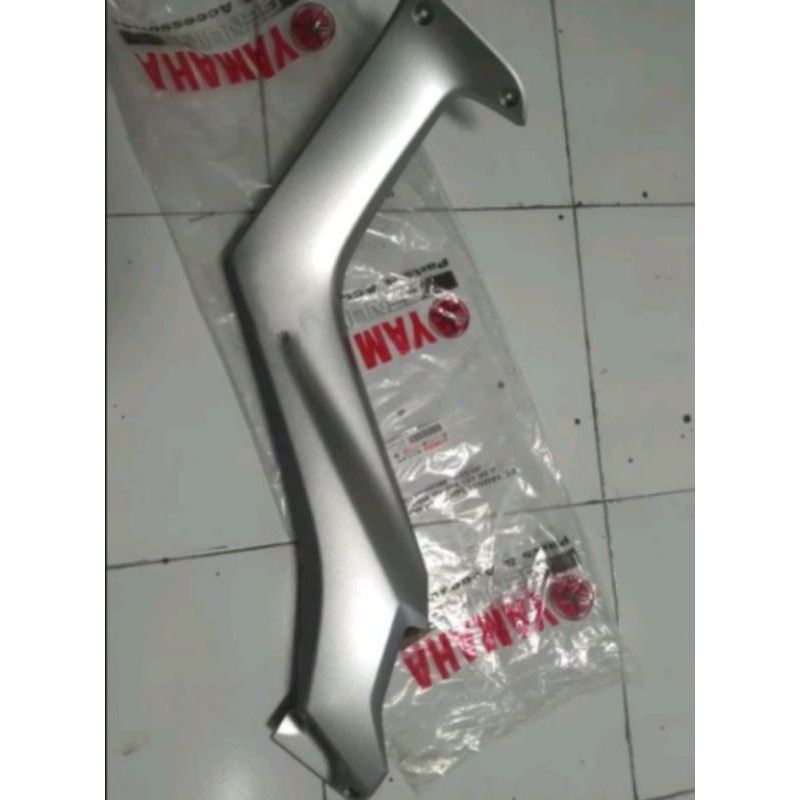 DELTABOX KIRI SAMBUNGAN BODY NMAX SILVER ORIGINAL YGP