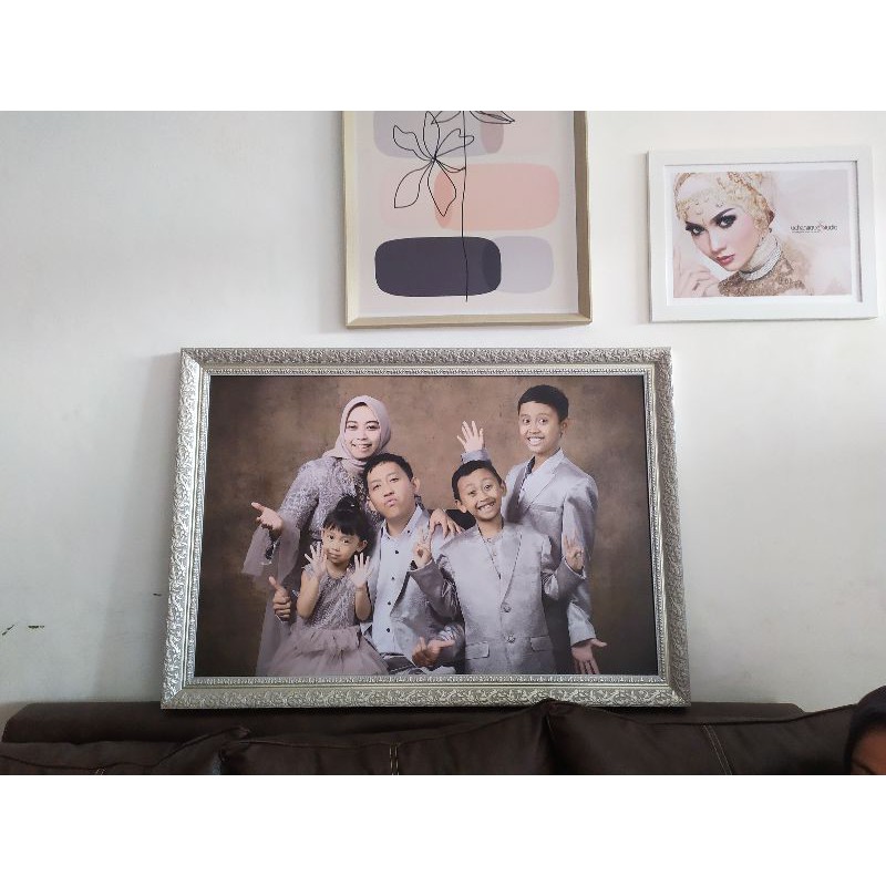 

CETAK PHOTO UKURAN A3 (29,7x42) + BINGKAI FOTO + LAMINATING MOTIF KANVAS