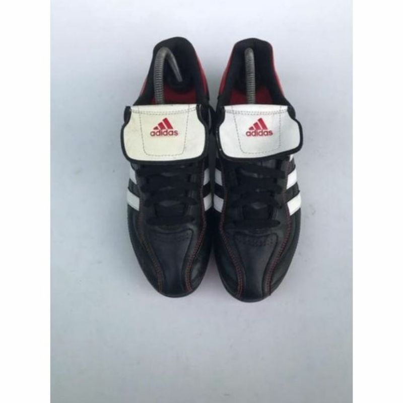 Sepatu bola adidas tora