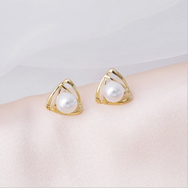 Anting Tusuk Gantung Desain Segitiga Hollow Hias Mutiara Untuk Wanita