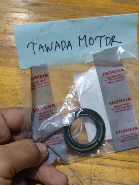 SIL SEAL RODA BELAKANG HONDA VERZA DAN CB150 VERZA BAGIAN KIRI 28x42x7