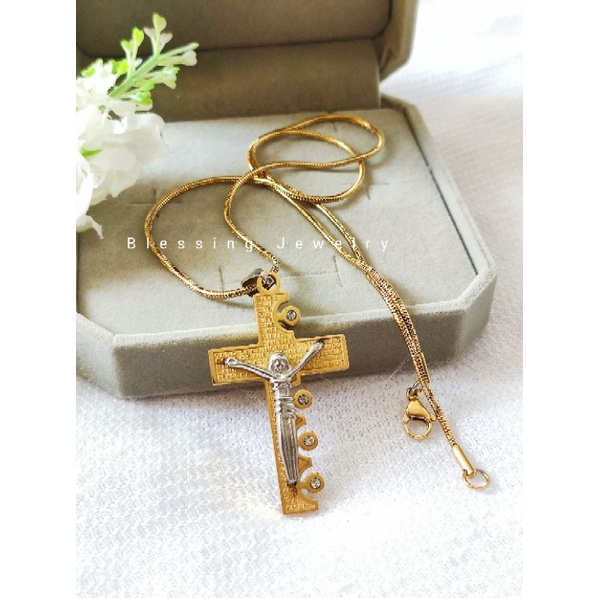 Kalung Salib Yesus Permata Warna Emas