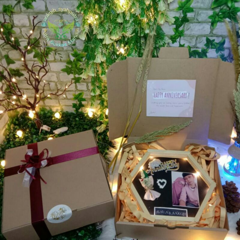 

Hexa Flower in Frame - Kado Ultah Rustik - Kado Pernikahan - Hampers Giftbox