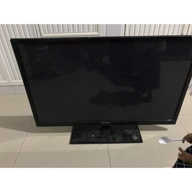 TV LED SAMSUNG 43 inch layar pecah yang lain masih berfungsi