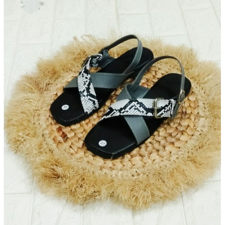 SENDAL FLAT TALY SILANG MOTIF ULAR SENDAL FASHION WANITA