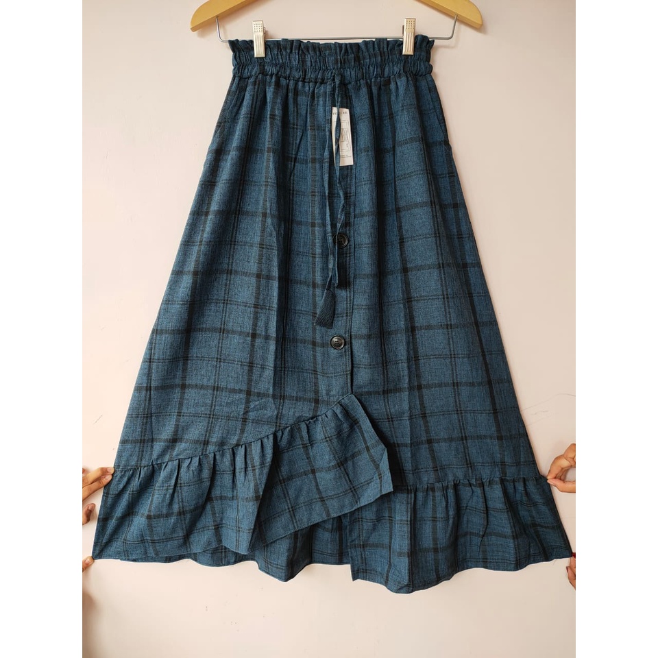 ROK TARTAN PANJANG REMPEL JUMBO KANCING DEPAN WANITA BAHAN SEMI WOLL PAKAIAN WANITA KEKINIAN-BIRU TUA