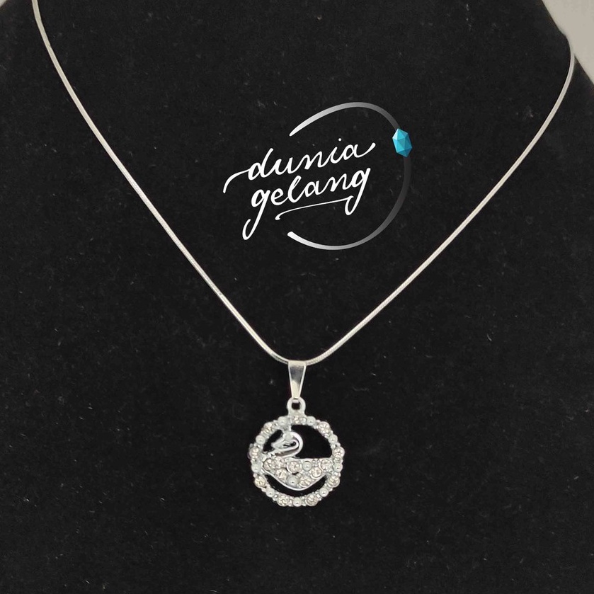 KALUNG TITANIUM LIONTIN ANGSA SWAN PERMATA SILVER / KALUNG ANTI KARAT TIDAK LUNTUR TAHAN AIR / KALUNG WANITA PRIA ANAK / DUNIAGELANG.ID