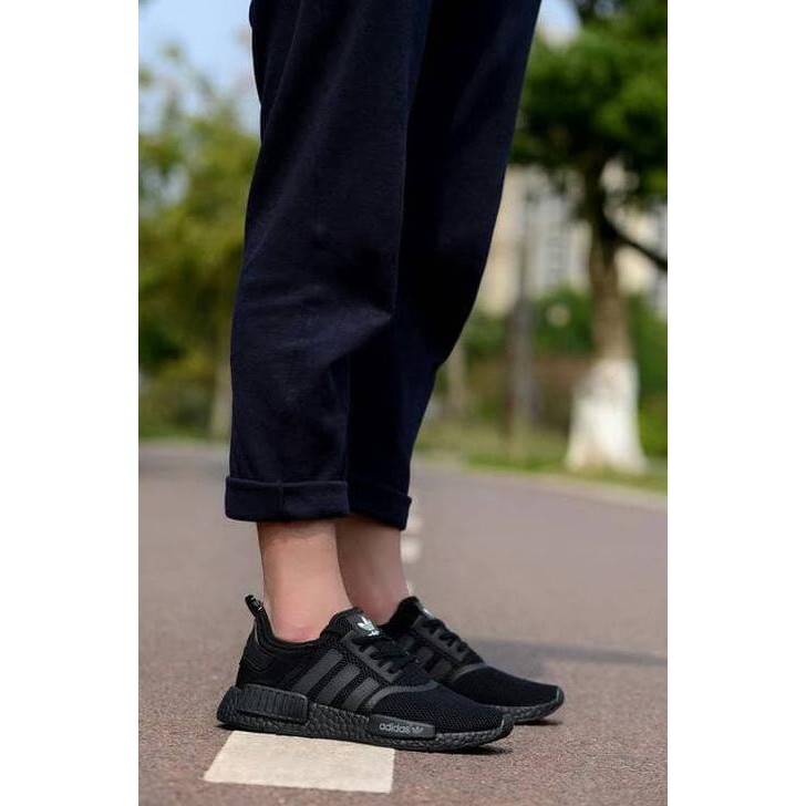 Fashion Way Nmd R1 Triple Black // Sepatu Adidas Premium Quality - Hitam, 40