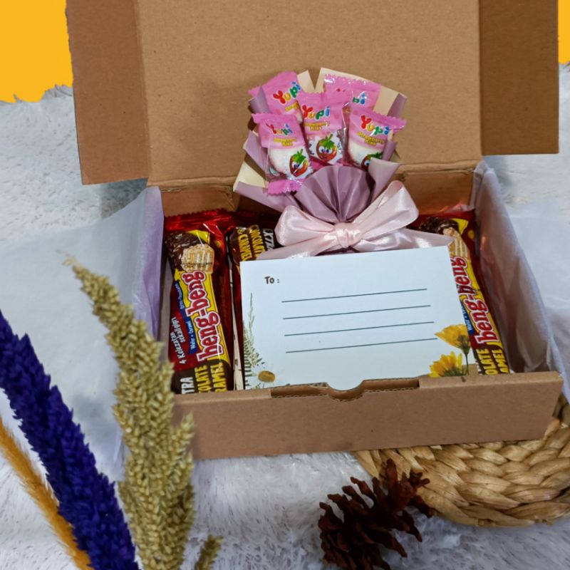 

Hampers snack cokelat buket buat pacar teman / teman / ibu / untuk ulang tahun / wisuda / anniversary / valentine / kejutan murah termurah beng-beng yupi kiss + box dan kartu ucapan