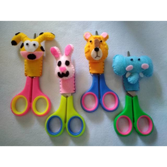 

Gunting tutup karakter