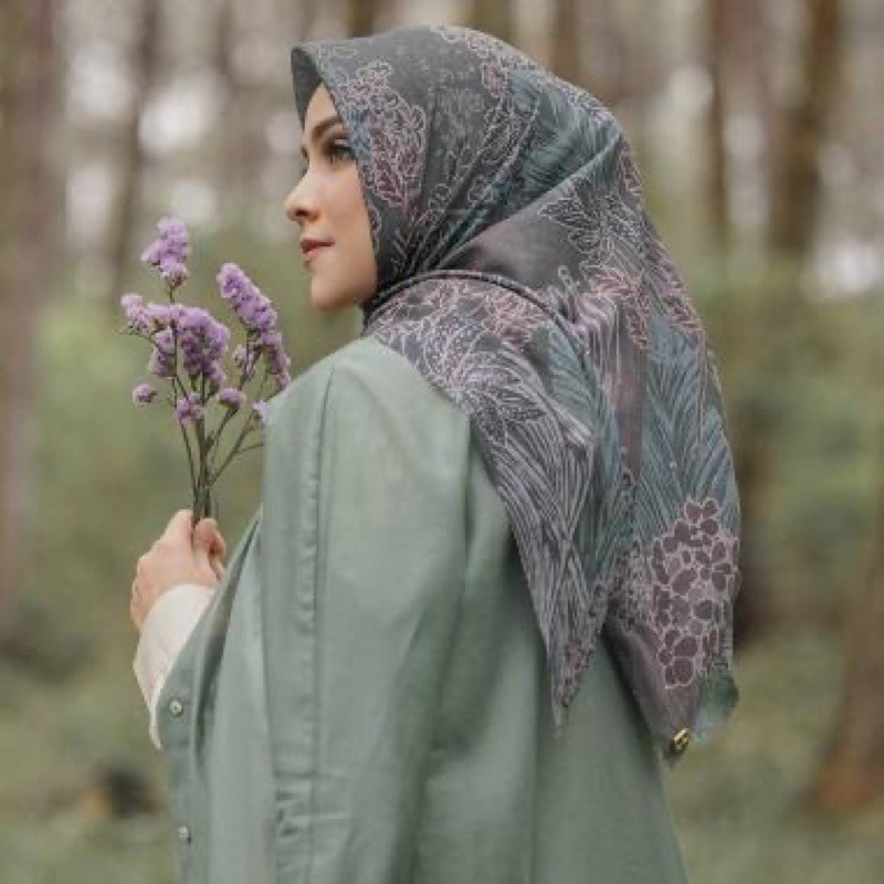 Buttonscarves Lilac Series Preloved like new