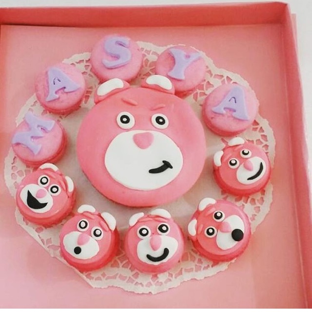 

PAKET MACARONS ( 10 big macarons + 1 super big macarons )