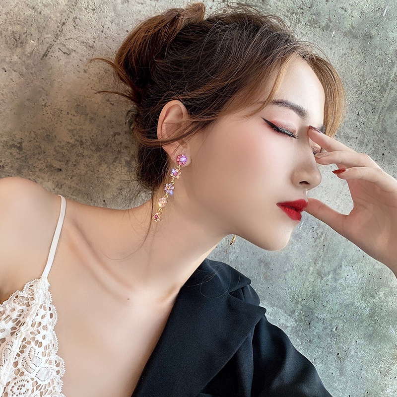 Anting Stud Panjang Desain Bunga Aksen Berlian Imitasi Bahan 925 Silver Needle Gaya Korea Untuk Wanita