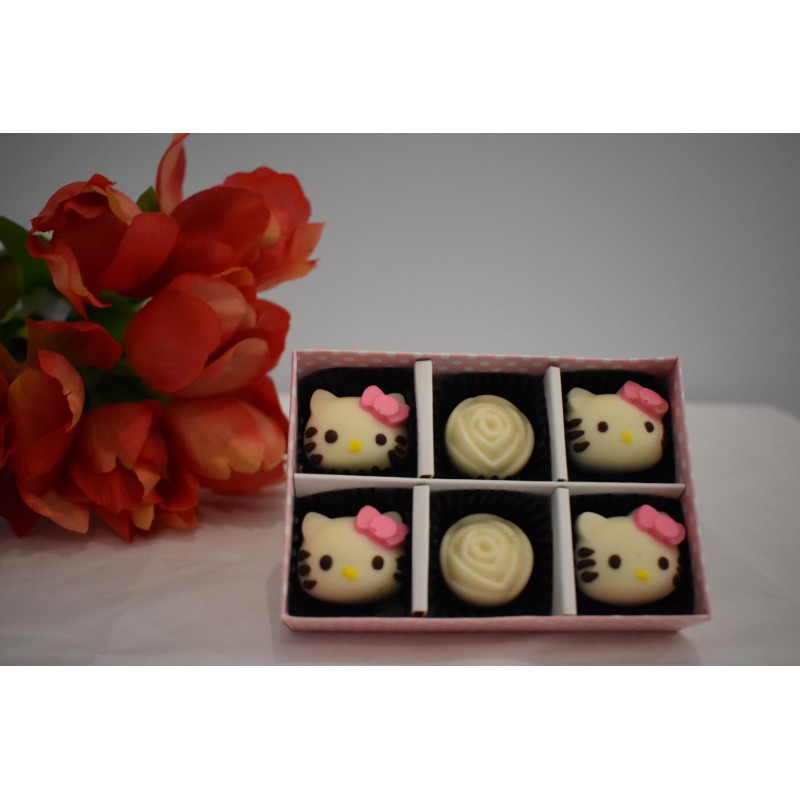 

Coklat praline motif love dan hellokitty sekat isi 6 (2x3)