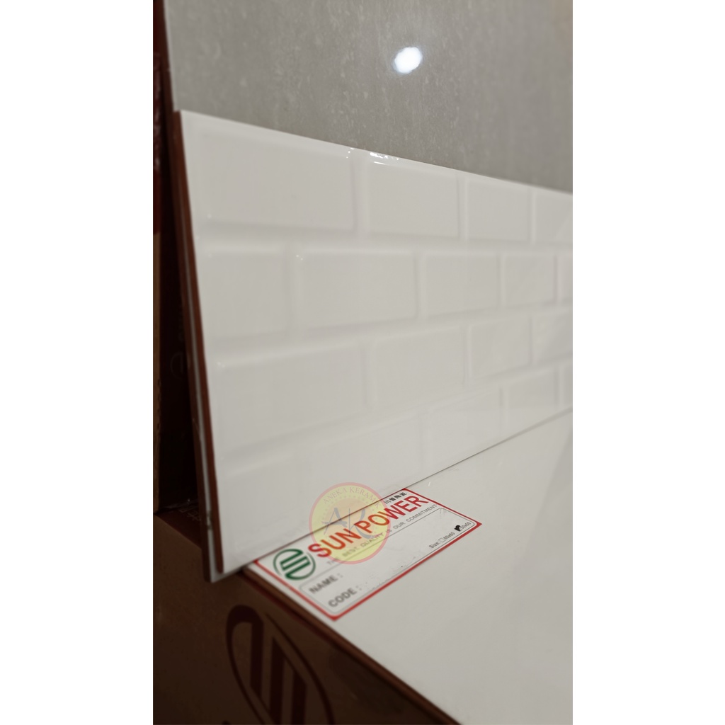 Keramik Dinding Motif Bevel Bata Putih Timbul Kilap Glossy 25x50 Bricky White